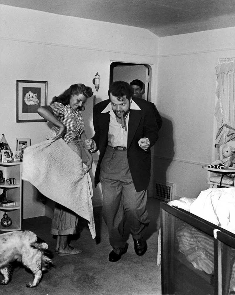Rita Hayworth torea a Orson Welles en 1945.