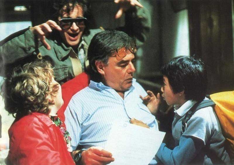 Steven Spielberg intentando asustar a Richard Donner que habla con Jeff Cohen y Jonathan Ke Quan.