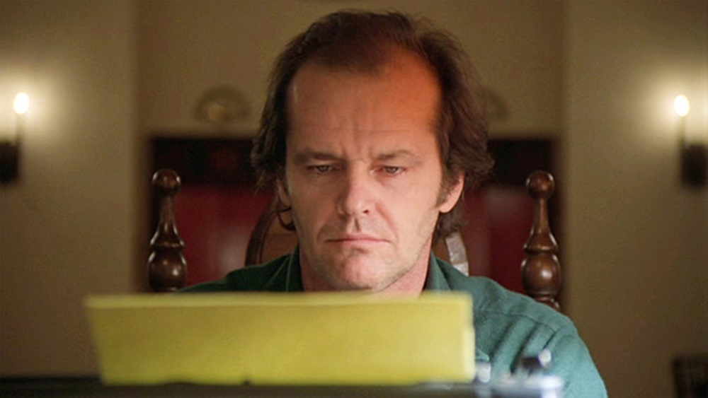 Jack (Nicholson) convertido en escritor nocturno.