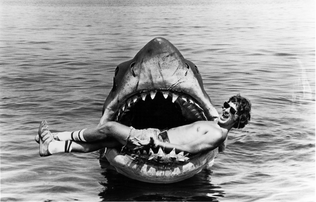 Spielberg juguetea con una de las réplicas de tiburón.