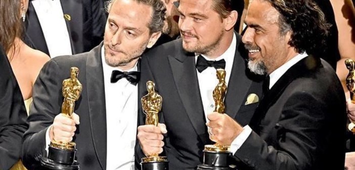 Lubezki (izquierda) e Iñárritu (derecha) flanquean al también oscarizado DiCaprio
