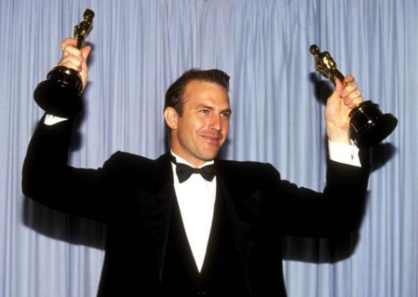 Kevin Costner celebra sus dos Oscar al mejor director y mejor película por 'Bailando con lobos'