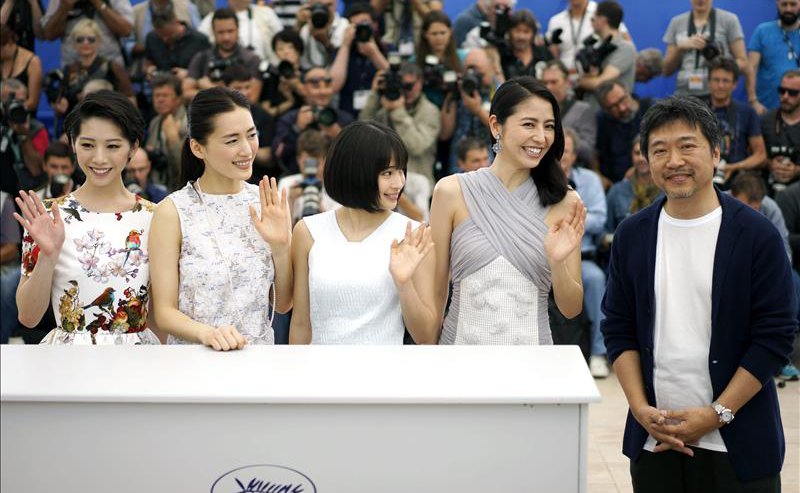 © Koreeda y el resto del elenco de 'Nuestra hermana pequeña' en el Festival de Cannes de 2015