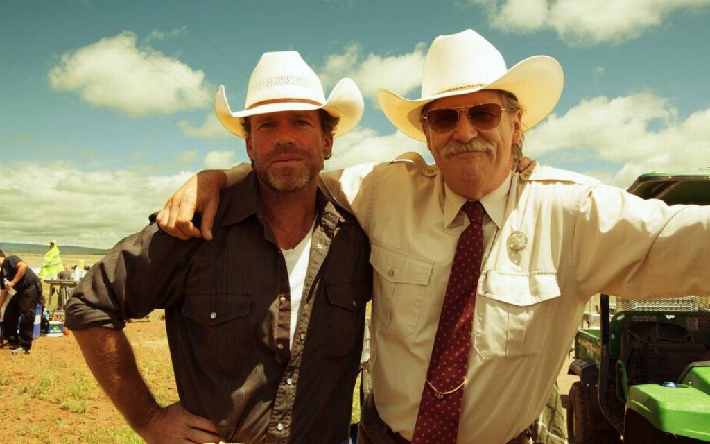 Taylor Sheridan (izquierda) posa junto a Jeff Bridges durante el rodaje de 'Comanchería'