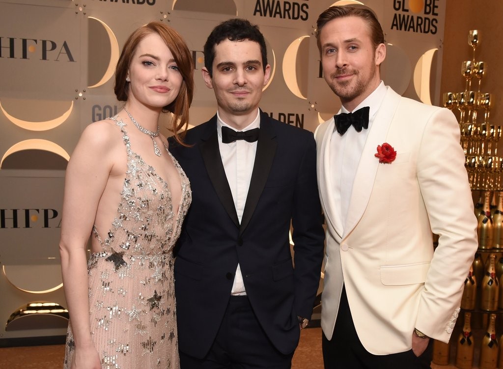 Emma Stone y Ryan Gosling a ambos lados de Damien Chazelle, nominado por el guión de 'La La Land'