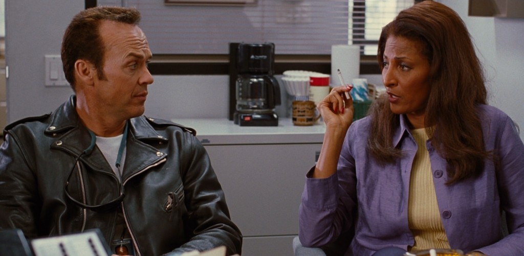 Michael Keaton comparte plano con Pam Grier durante la película